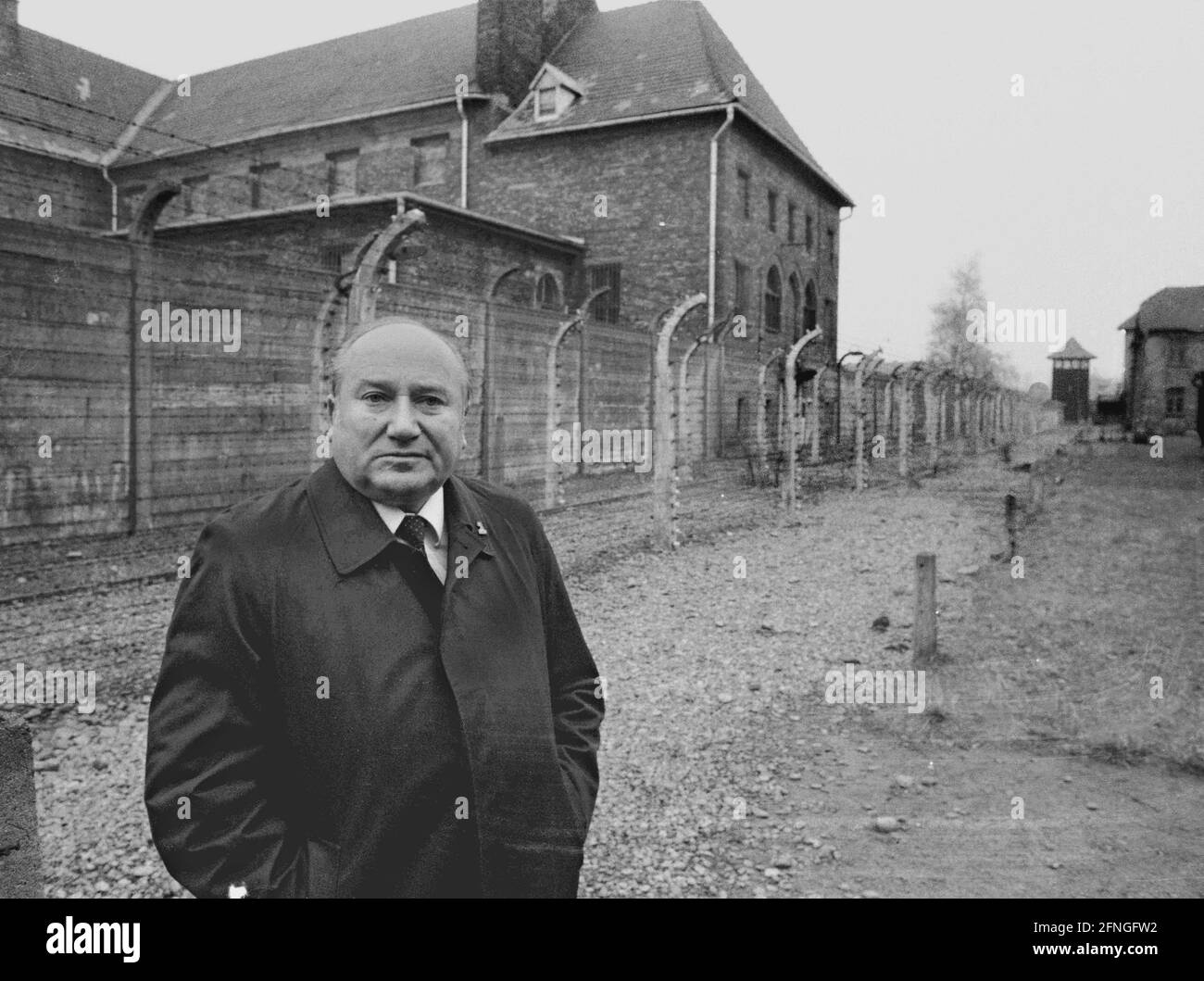 Polen / Geschichte / Konzentrationslager / 1985 Konzentrationslager Auschwitz. Die SPD-Berlin macht eine Gedenkreise. Harry Ristock an einem Lagerzaun. Ristock hatte während des Kalten Krieges gute Beziehungen zu den Polen. Er wurde in Masuren geboren // Nazis / Holocaust // Weltkulturerbe UNESCO [automatisierte Übersetzung] Stockfoto