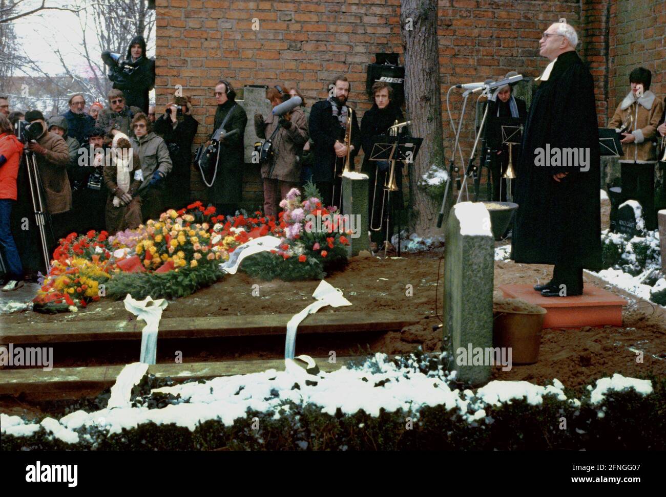 Berlin / Links / Studentenbewegung / 3.1.1980 Beerdigung von Rudi Dutschke auf dem Annen-Friedhof in Zehlendorf predigt Professor Helmut Gollwitzer, Theologe, am offenen Grab. Er war Professor an der Freien Universität. Dutschke war einer der Sprecher während der Studentenbewegung in den 1968er Jahren. Er wurde in Luckenwald (Brandenburg) geboren. Er starb an den späten Folgen eines Attentats // FU / Friedhof / 1968er / Linke *** Ortsüberschrift *** Universität Stockfoto