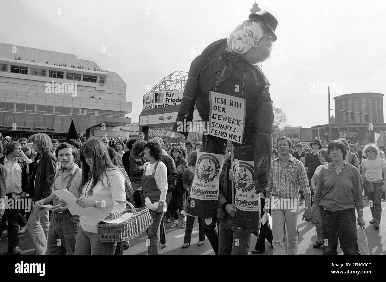 Berlin / Parteien / Politik CDU-Bundesparteitag der 80er Jahre beim ICC-Berlin am 5/19/1980 wird Franz-Josef Strauss als Kanzlerkandidat der CSU kandidieren. Linke Gruppen protestieren vor dem Kongressgebäude: -Ich bin der Gewerkschaftsfeind nein 1- // Linke / Bundestagswahlen / Bürgerbewegung / Linke / Politik / Aktionen [automatisierte Übersetzung] Stockfoto