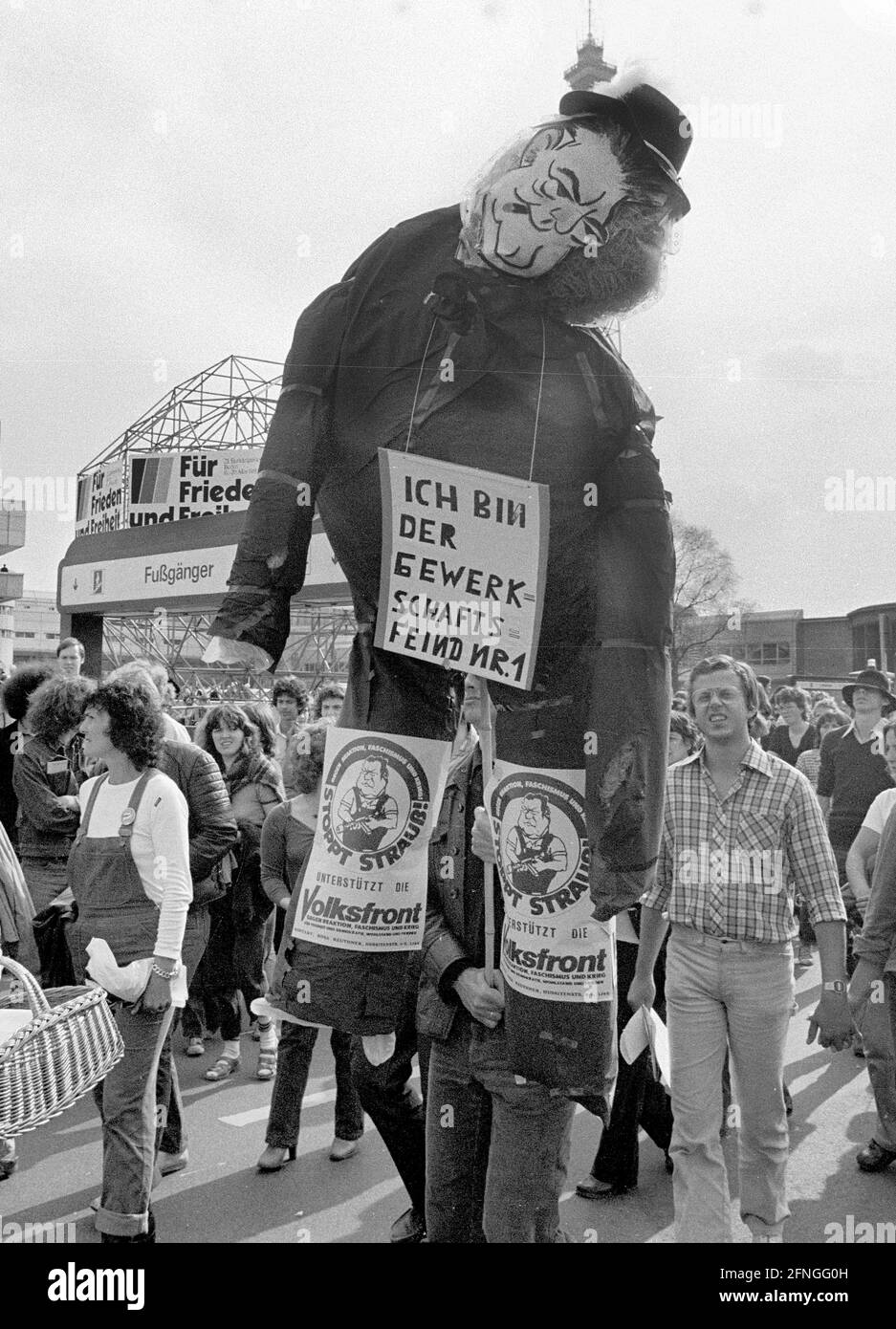Berlin / Parteien / Politik CDU-Bundesparteitag der 80er Jahre beim ICC-Berlin am 5/19/1980 wird Franz-Josef Strauss als Kanzlerkandidat der CSU kandidieren. Linke Gruppen protestieren vor dem Kongressgebäude: -Ich bin der Gewerkschaftsfeind nein 1- // Linke / Bundestagswahlen / Bürgerbewegung / Linke / Politik / Aktionen [automatisierte Übersetzung] Stockfoto