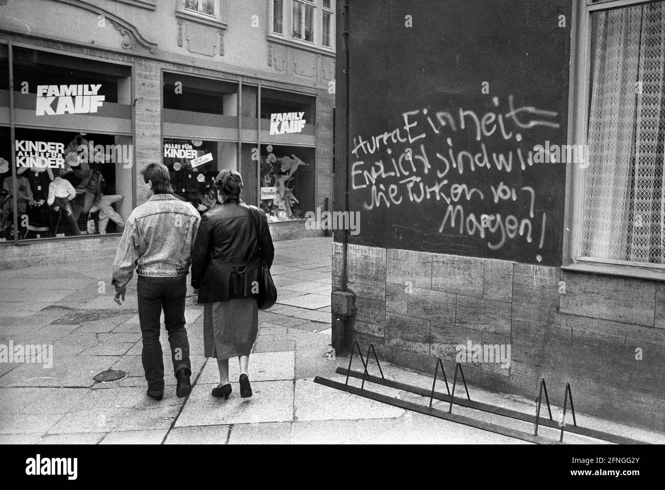 Deutschland, Bad Langensalza, 13.10.1990 Archiv-Nr.: 20-72-10 Stadtfotos Foto: Wandgraffiti an einer Hauswand (Hurra Einheit: Endlich sind wir die Türken von morgen) [automatisierte Übersetzung] Stockfoto