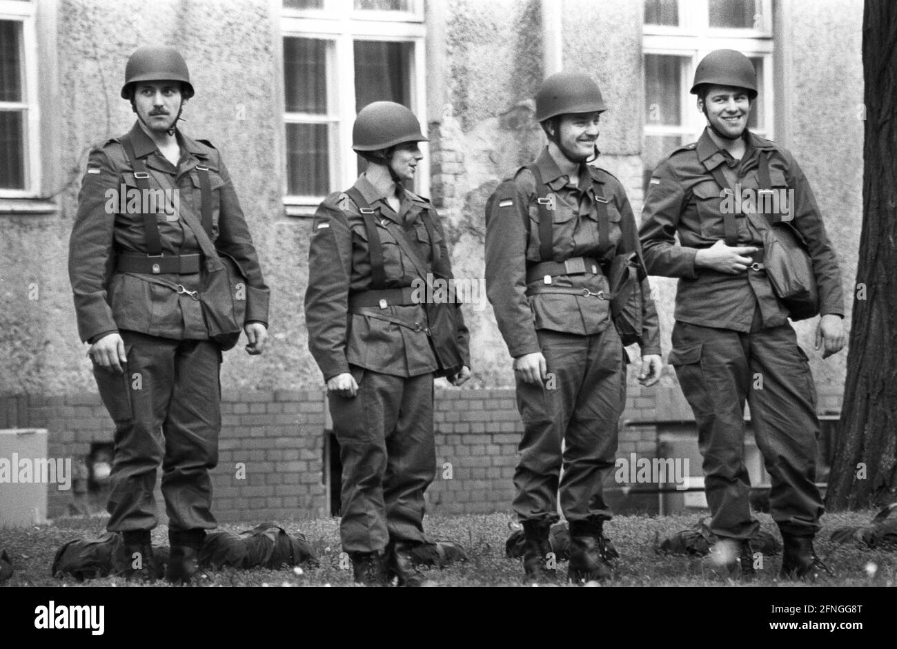 Deutschland, Stahnsdorf, 11.10.1990. Archiv-Nr.: 21-05-26 2.Motorisiertes Schuetzenregiment der ehemaligen Nationalen Volksarmee (DDR) Foto: Bundeswehr Soldaten Stockfoto