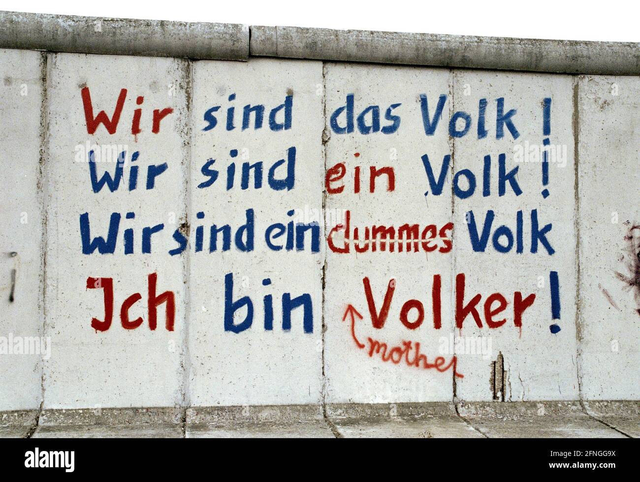 Berliner Bezirke / DDR / Friedrichshain / 1992 am letzten Mauerüberrest in der Holzmarktstraße protestieren wir gegen diese Art der Wiedervereinigung: -Wir sind das Volk, wir sind ein Volk, wir sind ein dummes Volk ... // Wall / Deutschland / Geschichte /Nation / [automatisierte Übersetzung] Stockfoto