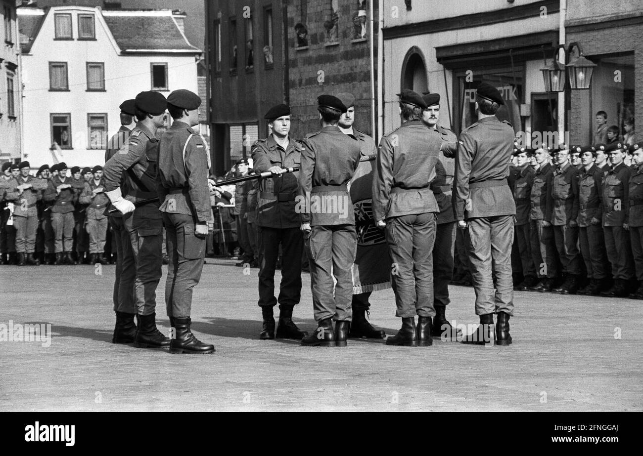 Deutschland, Bad Salzungen, 19.10.1990. Archiv-Nr.: 21-11-26 erste öffentliche Zeremonie der Soldaten im Bundeswehrkommando Ost Foto: Soldaten während der Zeremonie Stockfoto