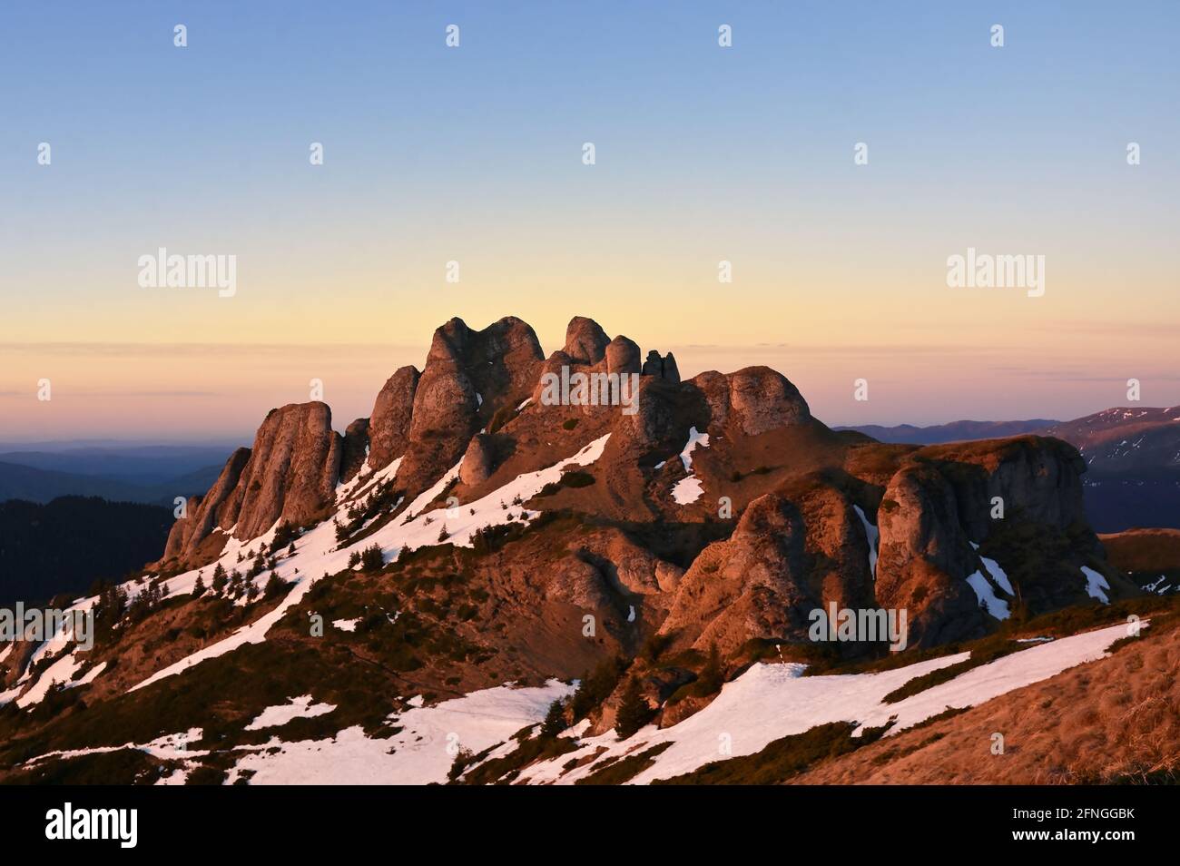 Frühlingslandschaft Mit Verschneiten Bergen, Ciucas, Siebenbürgen, Rumänien Stockfoto