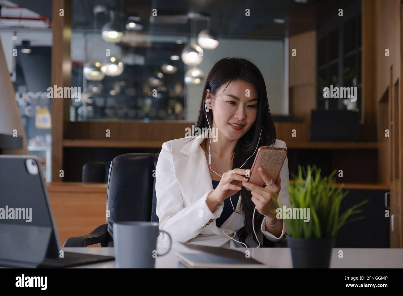 Eine Geschäftsfrau vervollständigt KYC mithilfe eines Online-Banking-Programms, um ein digitales Sparkonto zu eröffnen. Die Definition von Cyber-Sicherheit. Stockfoto