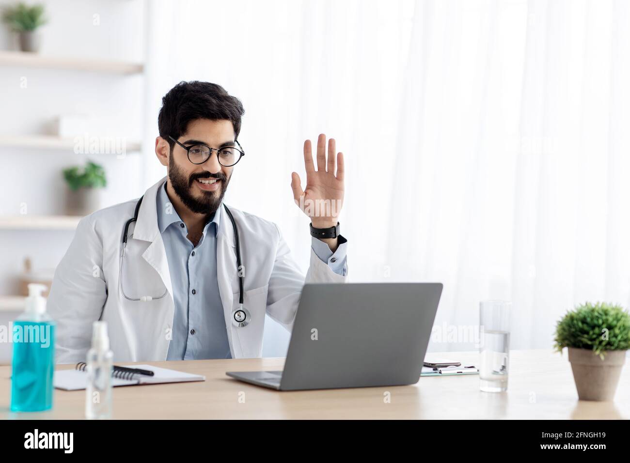 Konsultieren Sie Patienten online in modernen Krankenhaus, hohe Dienste Stockfoto