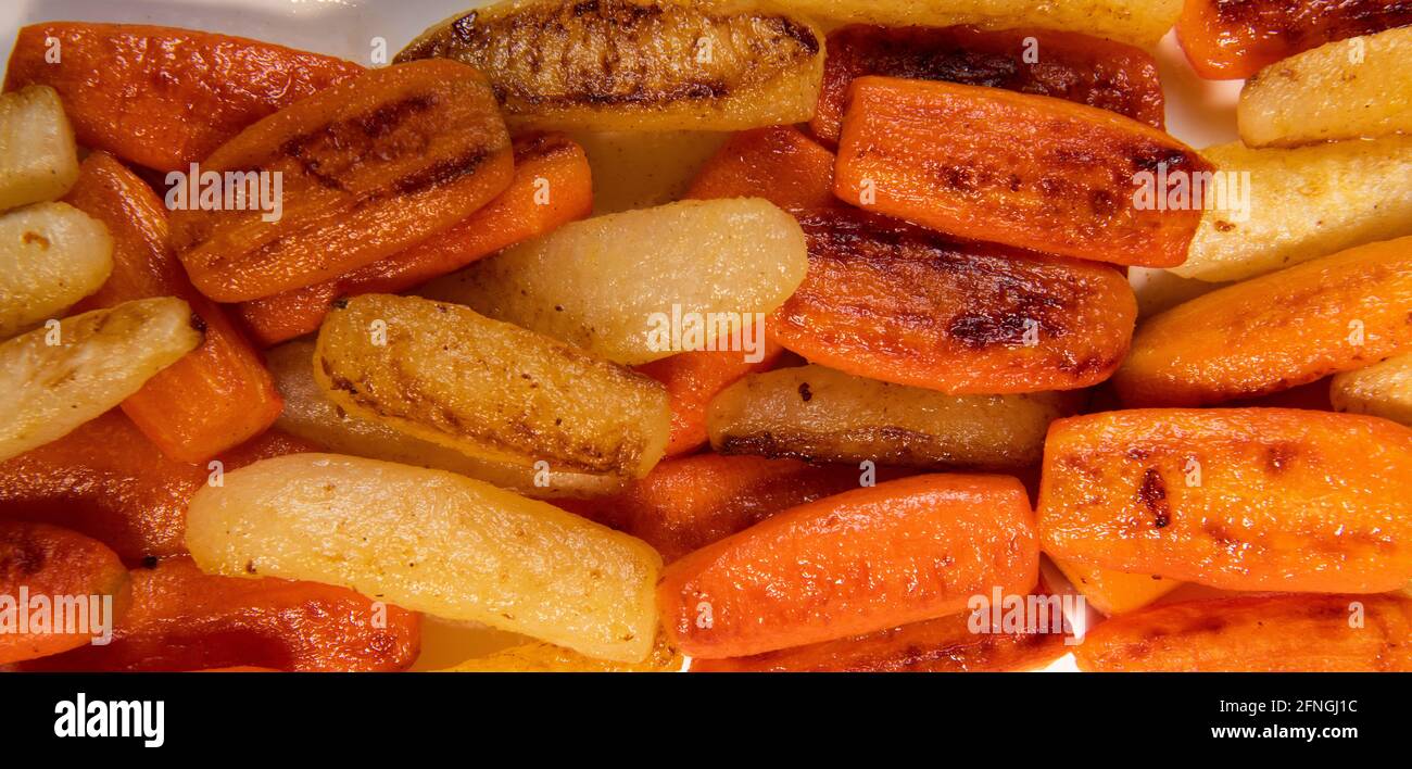 Chicken Hunter Rezept mit glasierten Wurzelgemüse, Karotte, Rübe mit seiner Pilzsauce in Weißwein entglasiert und mit der Hühnerbrühe nass Stockfoto
