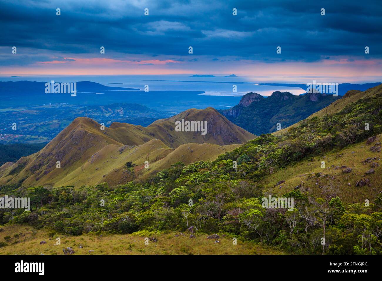 Panamalandschaft mit frühmorgendlichem Licht in den markanten Berglandschaften des Nationalparks Altos de Campana, Republik Panama. Stockfoto