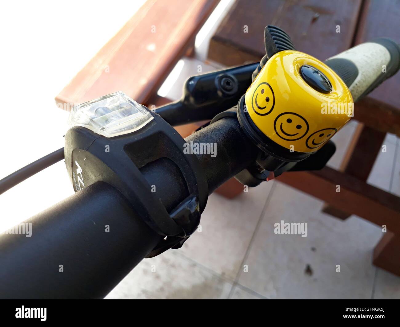 Limassol, Zypern - 10. Mai 2021: Gelbe Fahrradglocke am Lenker mit Smiley Face Emoji Stockfoto