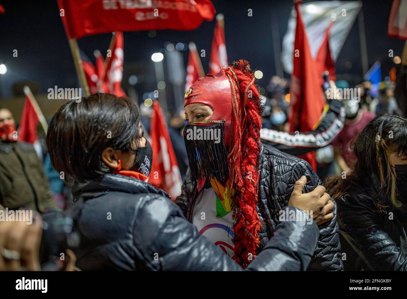 Santiago, Chile. Mai 2021. Nach zwei Tagen der Wahlentscheidung in Chile, wo der geringe Personenstrom den demokratischen Prozess charakterisierte, versammeln sich Mitglieder der Kommunistischen Partei Chiles in der Nähe der Plaza Baquedano, um den Triumph der als Wähler gewählten Kandidaten zu feiern. Die Wahl der Wähler war ein historischer Prozess im Land. (Foto: Felsnase Figueroa/SOPA Images/Sipa USA) Quelle: SIPA USA/Alamy Live News Stockfoto