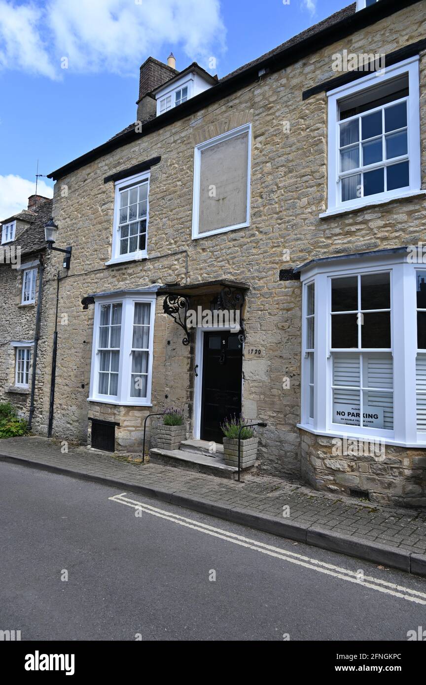 Ein Haus mit einem versperrten Fenster auf Brown's Lane Im Norden von Oxfordshire Stadt Woodstock Stockfoto