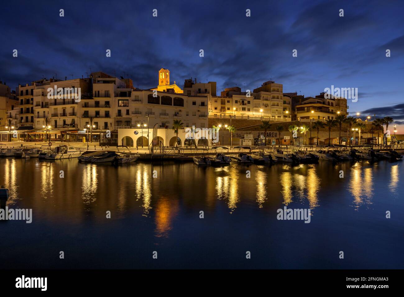 Hafen L'Ametlla de Mar zur blauen Stunde und bei Sonnenaufgang im Sommer (Provinz Tarragona, Katalonien, Spanien), besonders: Puerto de la Ametlla de Mar al amanecer Stockfoto