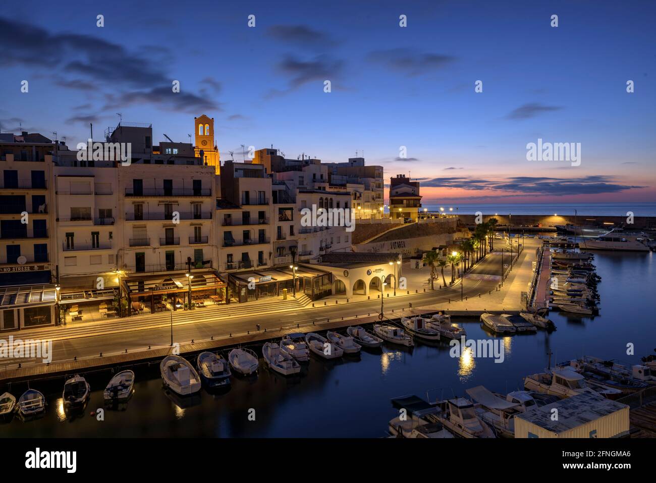 Hafen L'Ametlla de Mar zur blauen Stunde und bei Sonnenaufgang im Sommer (Provinz Tarragona, Katalonien, Spanien), besonders: Puerto de la Ametlla de Mar al amanecer Stockfoto