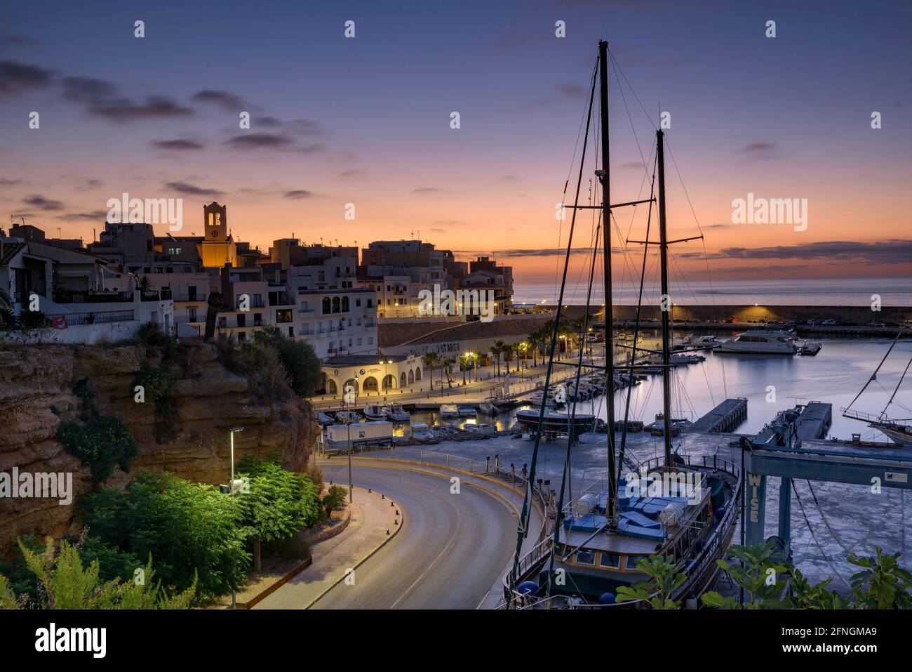 Hafen L'Ametlla de Mar zur blauen Stunde und bei Sonnenaufgang im Sommer (Provinz Tarragona, Katalonien, Spanien), besonders: Puerto de la Ametlla de Mar al amanecer Stockfoto