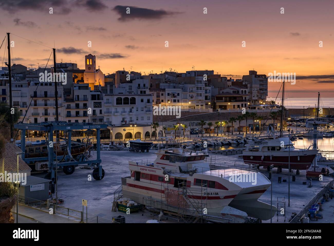 Hafen L'Ametlla de Mar zur blauen Stunde und bei Sonnenaufgang im Sommer (Provinz Tarragona, Katalonien, Spanien), besonders: Puerto de la Ametlla de Mar al amanecer Stockfoto