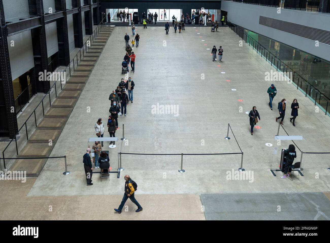 London, Großbritannien. 17 Mai 2021. Die ersten Mitglieder der Öffentlichkeit kommen in die Tate Modern. Die britische Regierung hat die Sperrbeschränkungen gelockert und Kunstgalerien und Museen können jetzt wieder besucht werden, da die Coronavirus-Pandemie andauert. Kredit: Stephen Chung / Alamy Live Nachrichten Stockfoto London, Großbritannien. 17 Mai 2021. Die ersten Mitglieder der Öffentlichkeit kommen in die Tate Modern. Die britische Regierung hat die Sperrbeschränkungen gelockert und Kunstgalerien und Museen können jetzt wieder besucht werden, da die Coronavirus-Pandemie andauert. Kredit: Stephen Chung / Alamy Live Nachrichten Stockfoto