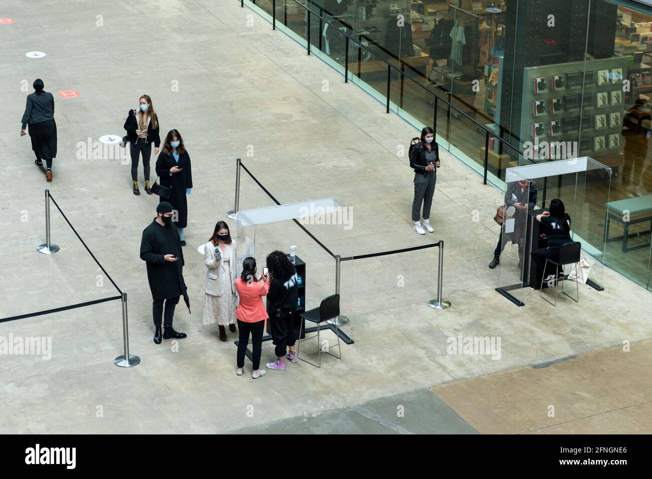 London, Großbritannien. 17 Mai 2021. Die ersten Mitglieder der Öffentlichkeit kommen in die Tate Modern. Die britische Regierung hat die Sperrbeschränkungen gelockert und Kunstgalerien und Museen können jetzt wieder besucht werden, da die Coronavirus-Pandemie andauert. Kredit: Stephen Chung / Alamy Live Nachrichten Stockfoto London, Großbritannien. 17 Mai 2021. Die ersten Mitglieder der Öffentlichkeit kommen in die Tate Modern. Die britische Regierung hat die Sperrbeschränkungen gelockert und Kunstgalerien und Museen können jetzt wieder besucht werden, da die Coronavirus-Pandemie andauert. Kredit: Stephen Chung / Alamy Live Nachrichten Stockfoto