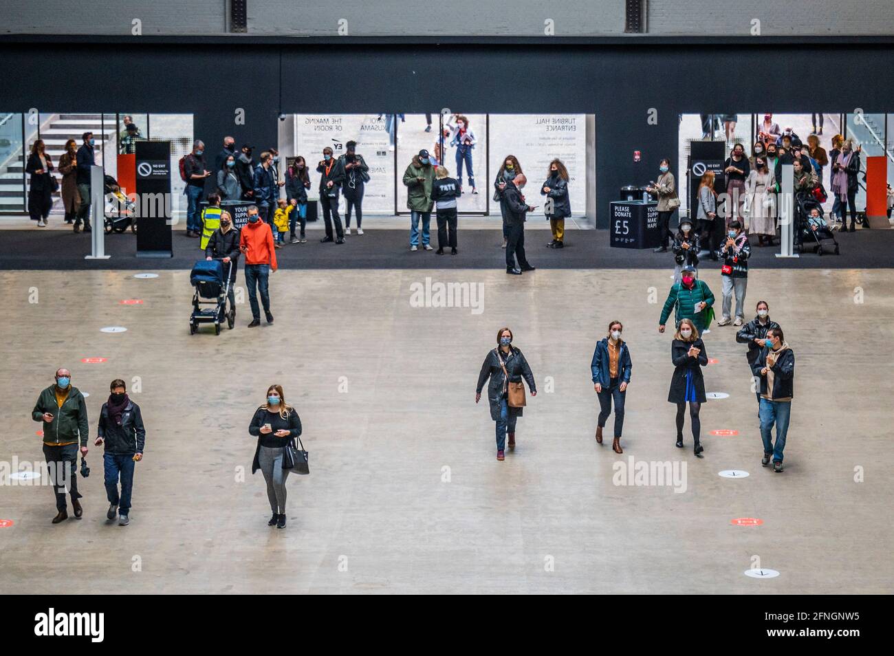 London, Großbritannien. Mai 2021. In der Turbinenhalle stehen die Leute Schlange, um eingecheckt zu werden, da die Türen zum ersten Mal seit Monaten geöffnet werden und alle Eintritte durch gebuchte Tickets erfolgen - die Tate Modern öffnet nach der Lockerung der letzten Sperre wieder. Kredit: Guy Bell/Alamy Live Nachrichten Stockfoto