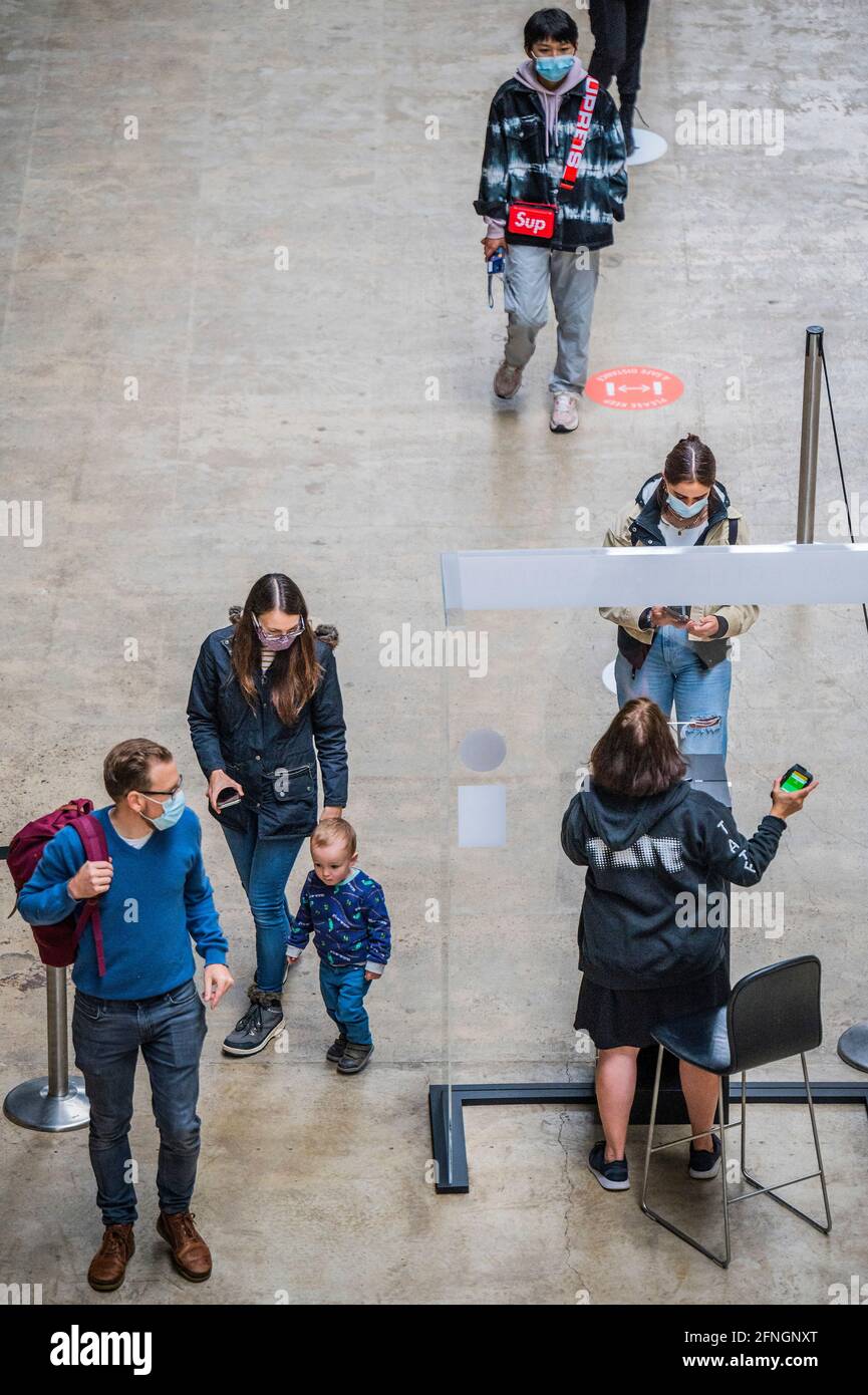 London, Großbritannien. Mai 2021. In der Turbinenhalle stehen die Leute Schlange, um eingecheckt zu werden, da die Türen zum ersten Mal seit Monaten geöffnet werden und alle Eintritte durch gebuchte Tickets erfolgen - die Tate Modern öffnet nach der Lockerung der letzten Sperre wieder. Kredit: Guy Bell/Alamy Live Nachrichten Stockfoto