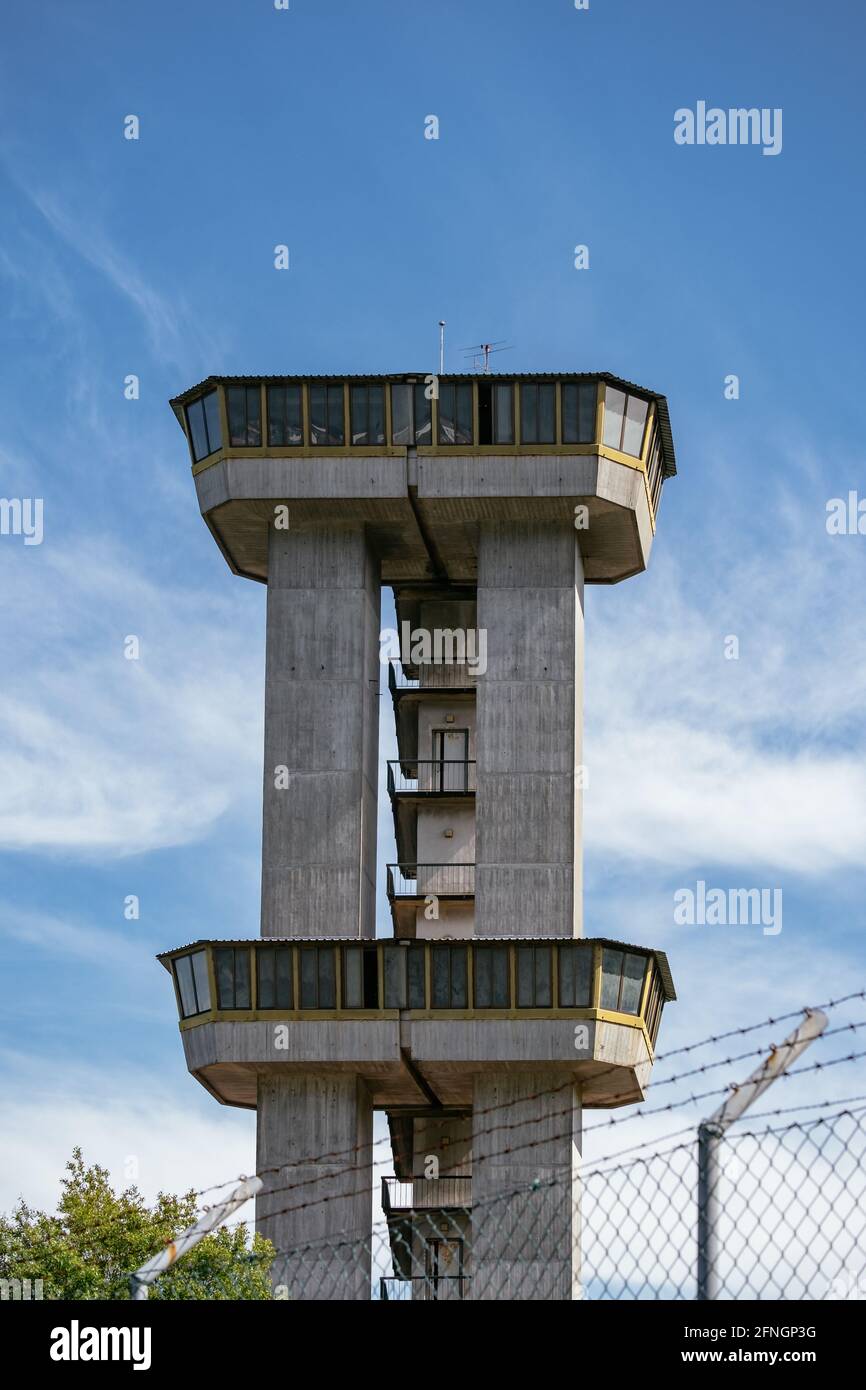 Betonkontrollturm, Militär, Luftfahrt - Porto, Portugal Stockfoto