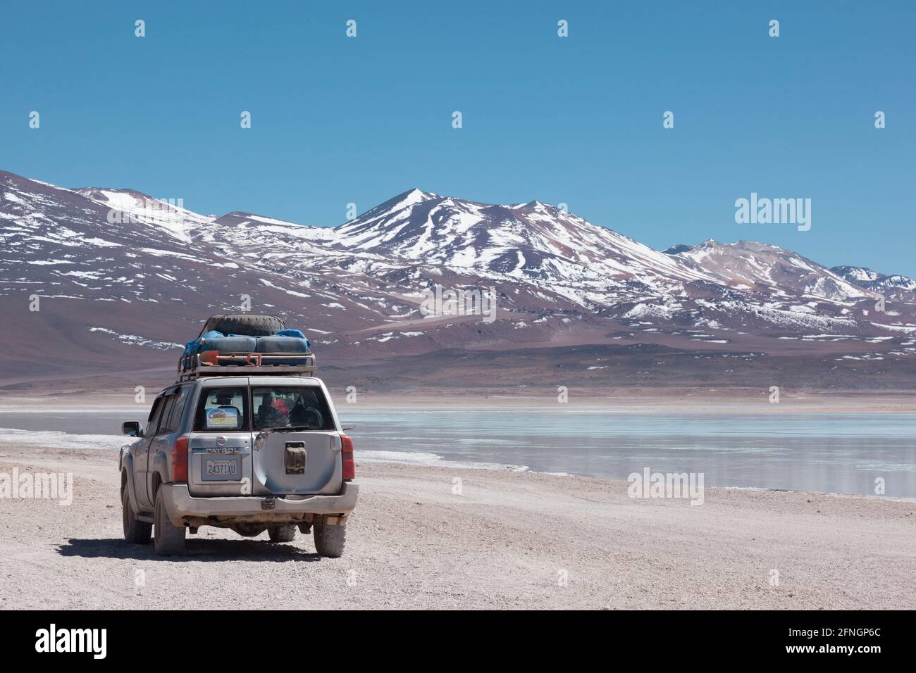 Überlandsafari 4x4-Geländewagen, die am Rande der Laguna Verde, Bolivien, geparkt sind Stockfoto