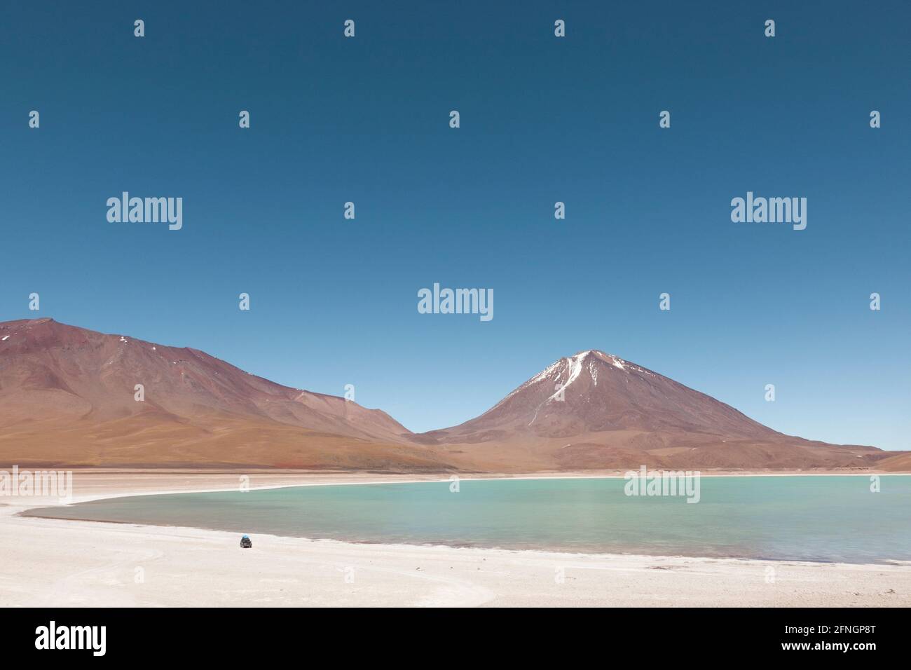 4x4 SUV-Geländewagen für die Landsafari sind am Rande der Laguna Verde in der bolivianischen Wüste zu sehen. Stockfoto