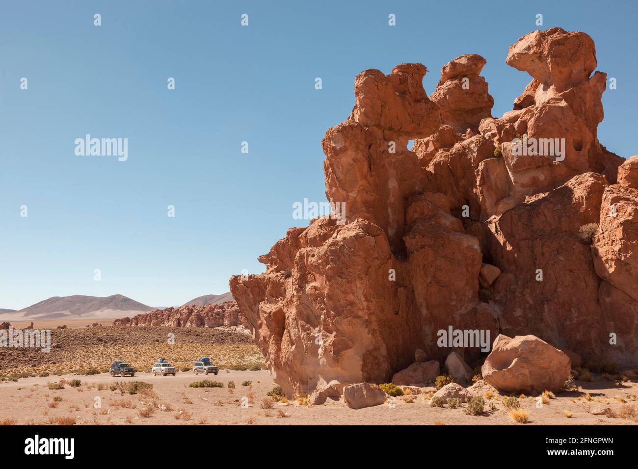 In der Atacama-Wüste Boliviens stehen drei Geländewagen im Geländewagen Stockfoto