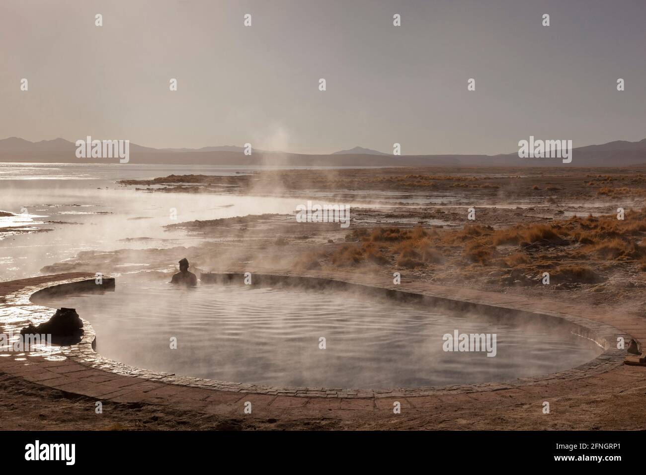 In der bolivianischen Wüste an den Aguas Termens de Polques, die zum Baden gefangen wurde, taucht eine natürliche heiße Quelle an die Oberfläche Stockfoto