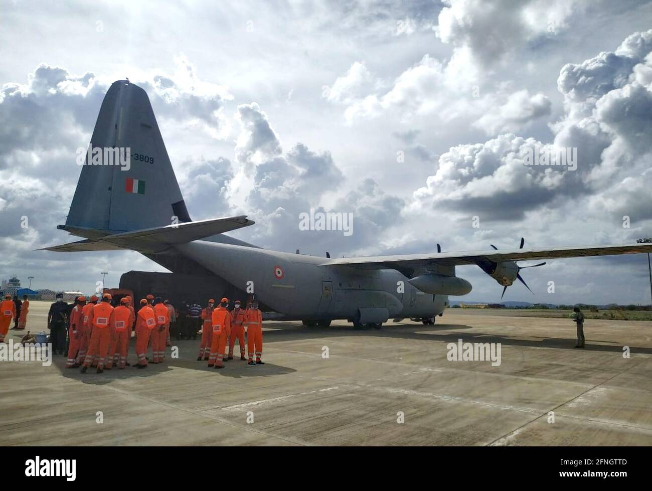 Vijayawada, Indien. Mai 2021. Das Flugzeug C-130J der indischen Luftwaffe bereitet sich darauf vor, Mitarbeiter der National Disaster Response Force (NDRF) von Vijayawada im indischen Bundesstaat Andhra Pradesh nach Ahmedabad im indischen Bundesstaat Gujarat zur Vorbereitung auf den Zyklon Tauktae, 17. Mai 2021, zu transportieren. Der Zyklonsturm Tauktae am Montag verstärkte sich zu einem extrem schweren Sturm und dürfte die indische Gujarat-Küste bis zum Abend treffen, teilte das India Meteorological Department (IMD) mit. (UNI via Xinhua) Quelle: Xinhua/Alamy Live News Stockfoto