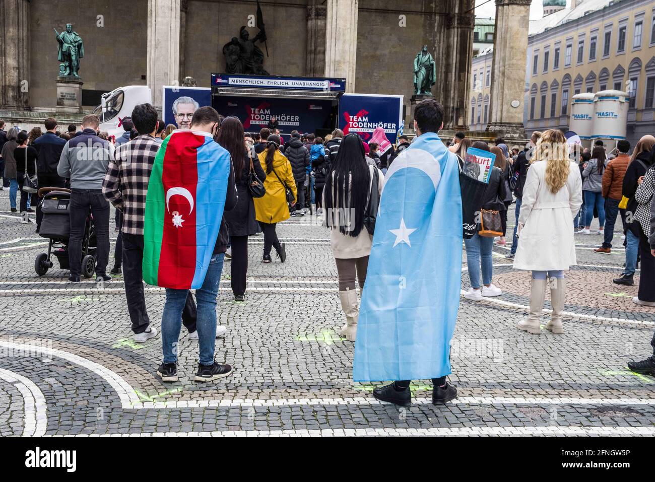 15. Mai 2021, München, Bayern, Deutschland: Bekannte türkische Bozkurts (Graue Wölfe) bei einer Juergen Todenhoefer Rallye in München. Einer trägt ein "Bozkurt"-Banner in seiner Tasche, während man Selfies macht, die den Wolfsgruss (Wolf Salute) geben. Türken, türkische Nationalisten/AKP-Anhänger und Bozkurt-Ultranationalisten machen einen großen Teil der anti-israelischen Demonstrationsidentität aus. In der dritten in einer scheinbar tick-for-tack-Serie zwischen jüdischen und muslimischen Gruppen in München, Deutschland, nur 24 Stunden nach einer Demo gegen den antisemitismus auf der gleichen Seite, wurde der umstrittene Politiker zum Journalisten Jürgen Stockfoto