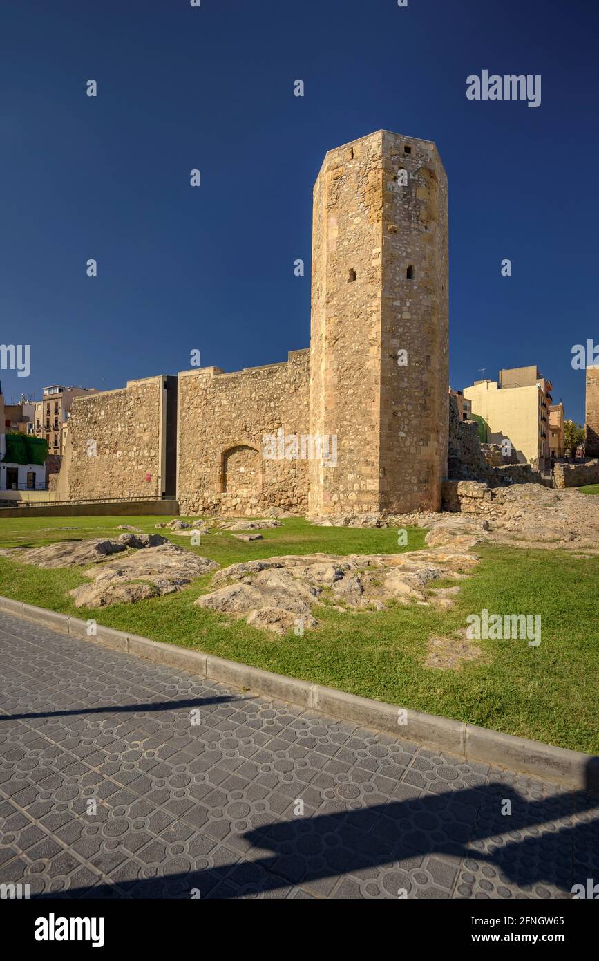 Tarragona antike Stadt. (Tarraco) Ruïns des römischen Zirkus und der mittelalterlichen Stadtmauer (Tarragona, Katalonien, Spanien) Stockfoto