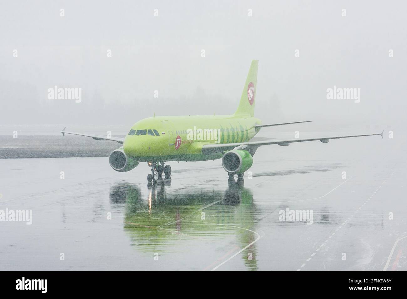 Flugzeug in schwierigen Flugbedingungen landete am Flughafen Stockfoto