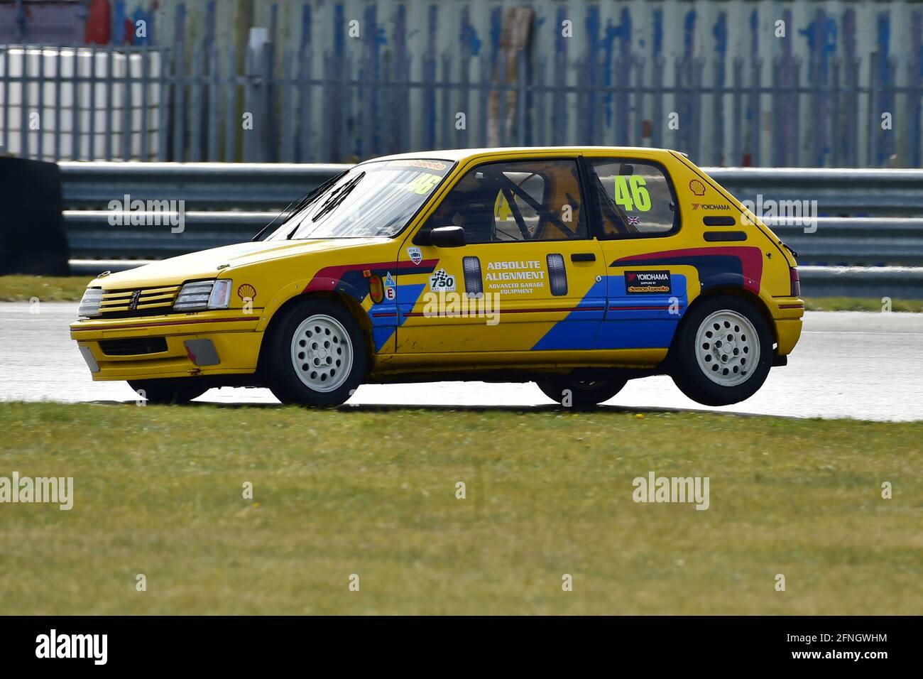 Anheben des inneren Hinterrads bei Agostini, Chris Dear, Peugeot 205 GTi, Production Car Challenge der 1980er Jahre, Historic Sports Car Club, HSCC, Jim Russell T Stockfoto