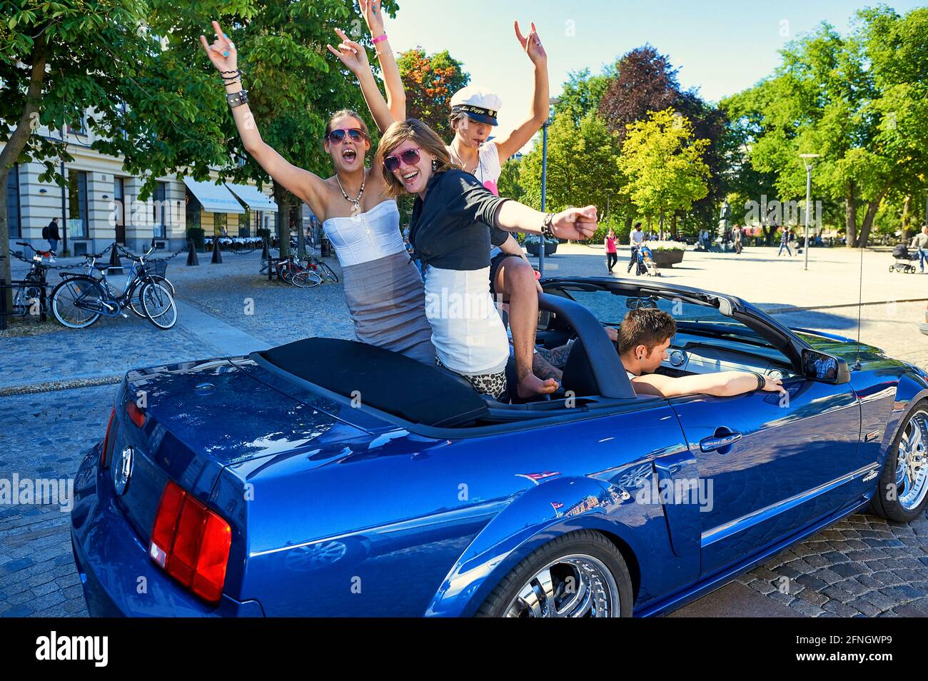 Junge Frauen, die Spaß an einem Auto in Stockholm Schweden haben Stockfoto