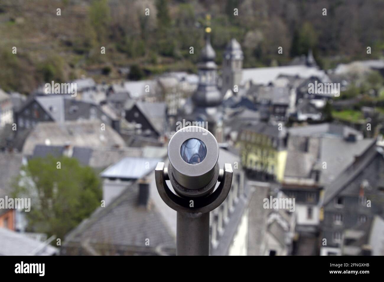 Fernrohr mit Blick auf die Stadt Monschau, Eifel, Deutschland Stockfoto