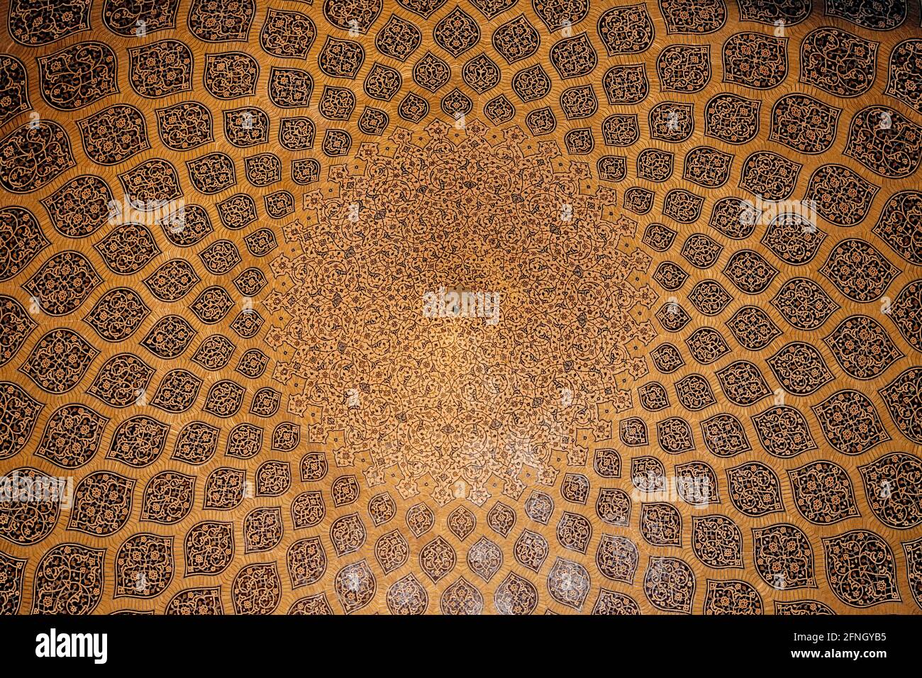 Innendecke der Sheikh Lotfollah Moschee am Naghhe-Jahan-Platz in Isfahan, Iran Stockfoto