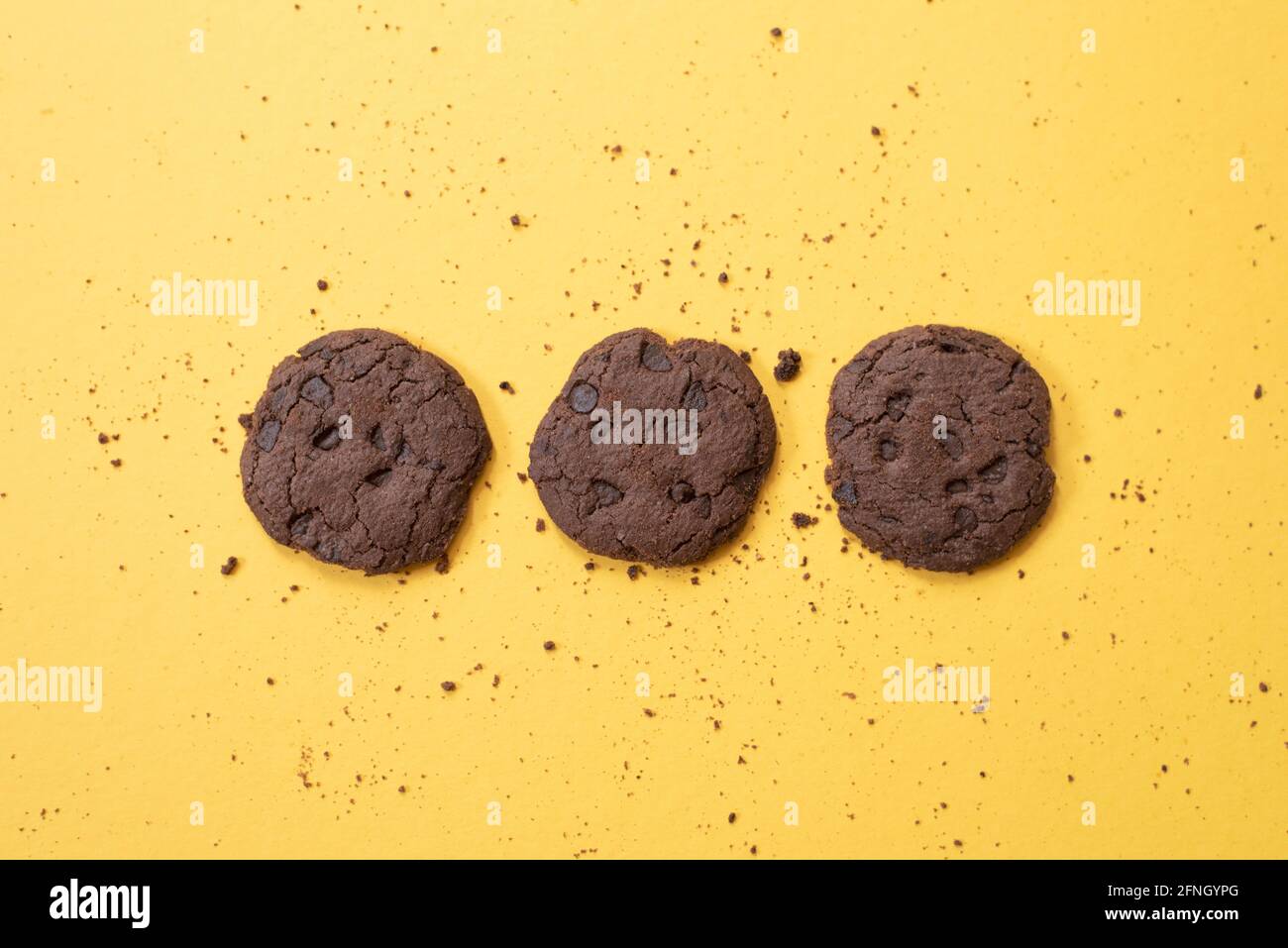 Oben Blick auf Schokoladenchips mit Krümel. Konzept von süßen Lebensmitteln, Snacks und ungesunde Ernährung Stockfoto