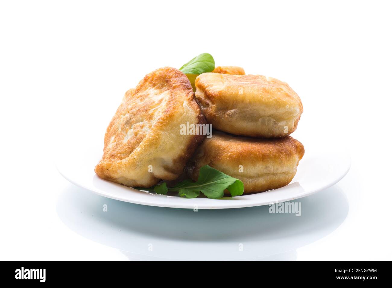 Gebratene Pasteten mit Fleisch auf einem Teller auf einem weißen Hintergrund Stockfoto