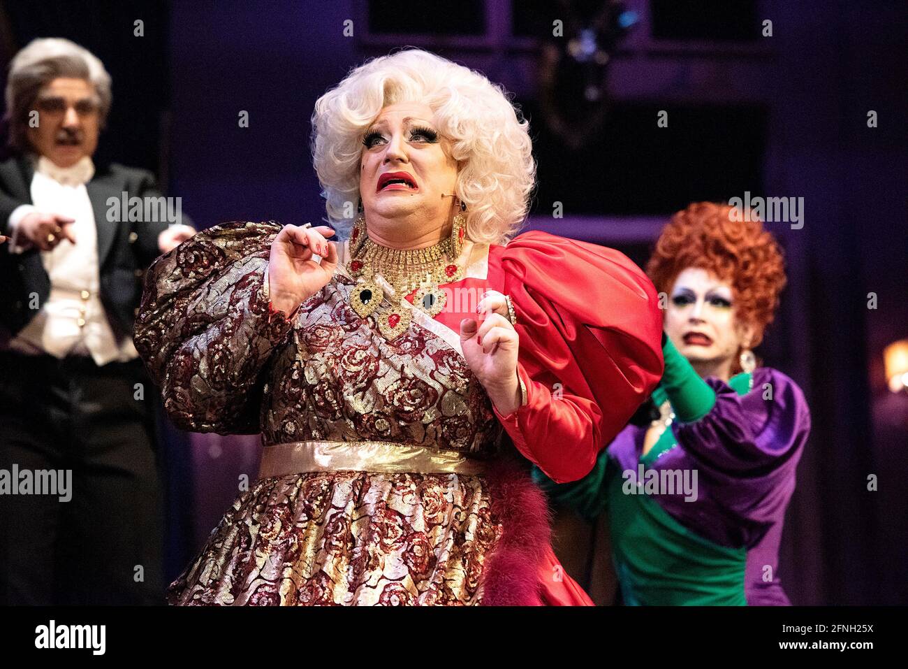 London, Großbritannien - 17. Mai 2021: Louis Cyfer, Myra Dubois und Anna Phylactic treten bei der Vorschau von „Death Drop“ im Garrick Theatre auf. Kredit: Loredana Sangiuliano / Alamy Live Nachrichten Stockfoto