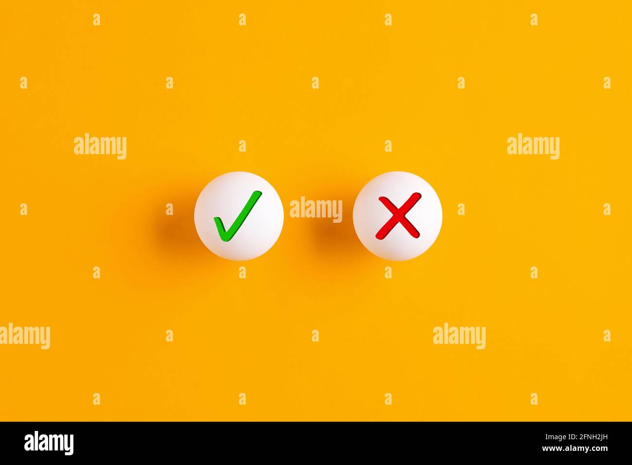 Richtig oder falsch oder Ja oder Nein-Konzept. Ein- und Kreuzsymbol auf Tischtennisbällen auf gelbem Hintergrund. Stockfoto