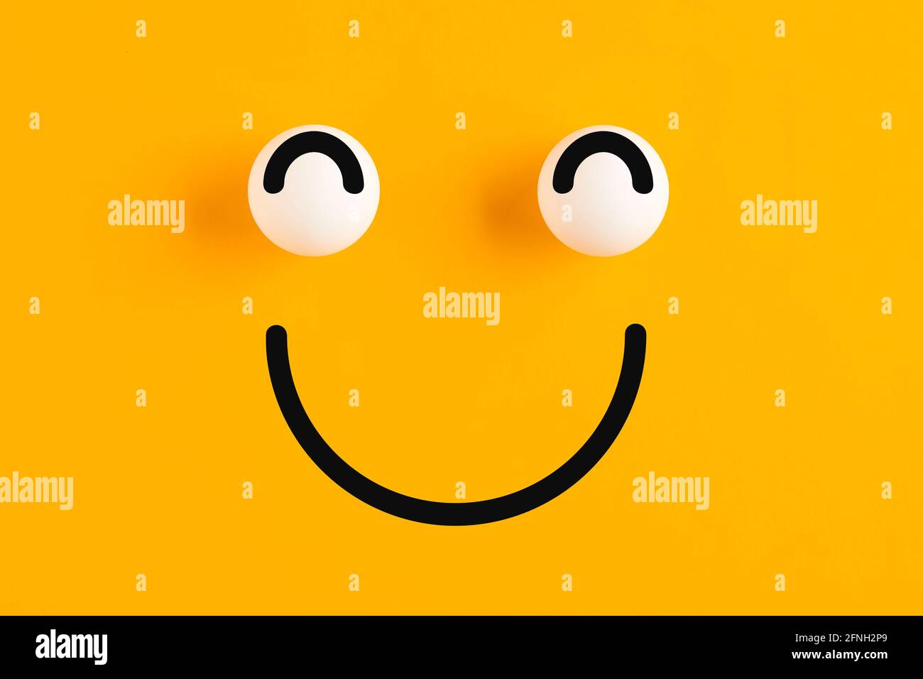 Glücklich lächelnd Frosch Gesicht Symbol auf gelbem Hintergrund. Positive Stimmung oder Feedback-Konzept. Stockfoto