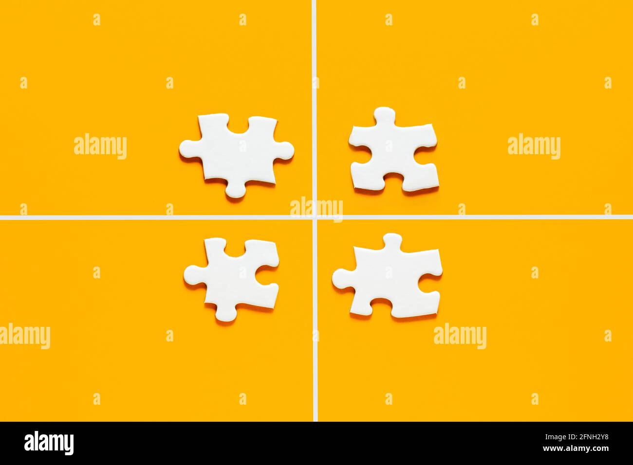 Vier Puzzleteile, die durch Linien voneinander getrennt sind. Zerfall der Familie oder mangelndes Kommunikationskonzept. Stockfoto