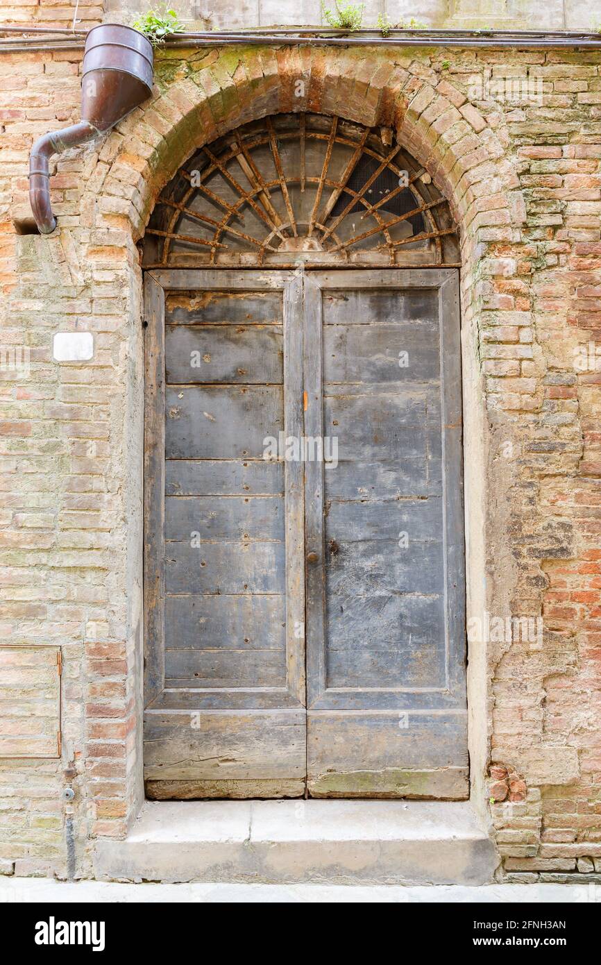 Alte verwitterte Tür eines Hauses Stockfoto