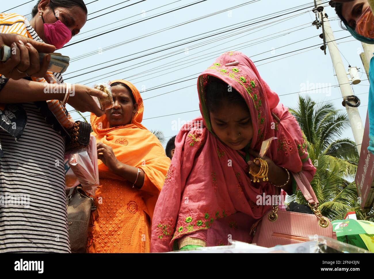 DHAKA, BANGLADESCH – MAI: Am Ende des Eid-Feiertages kaufen einige Bekleidungsarbeiter Ornamente von Händlern vor den Bekleidungsfabriken in S Stockfoto