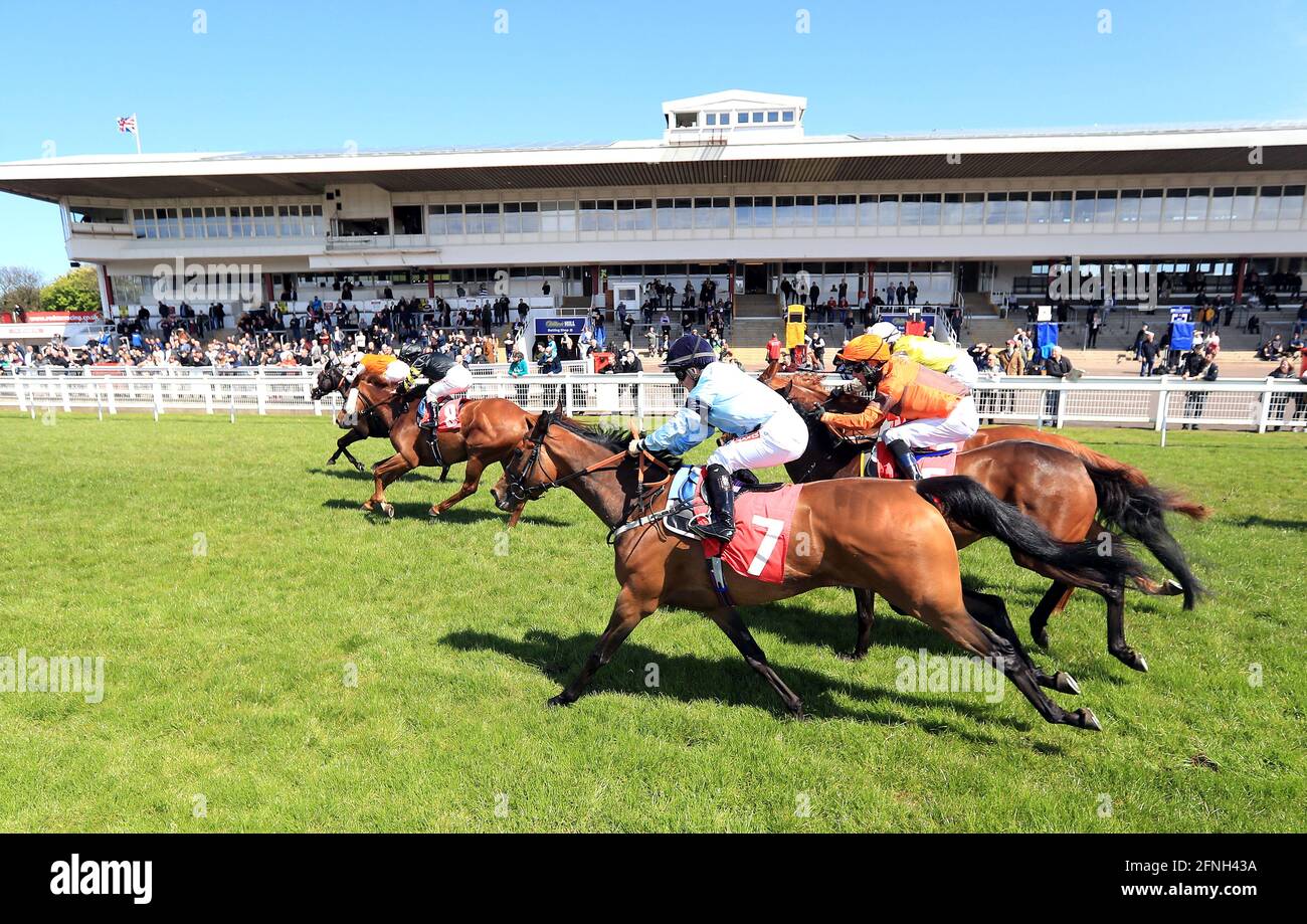 Racegoers Beobachten Die Laufer Und Fahrer Wahrend Des Handicap Von Racing Tv Straight Mile Foules Auf Der Rennbahn Redcar Bilddatum Montag 17 Mai 21 Stockfotografie Alamy