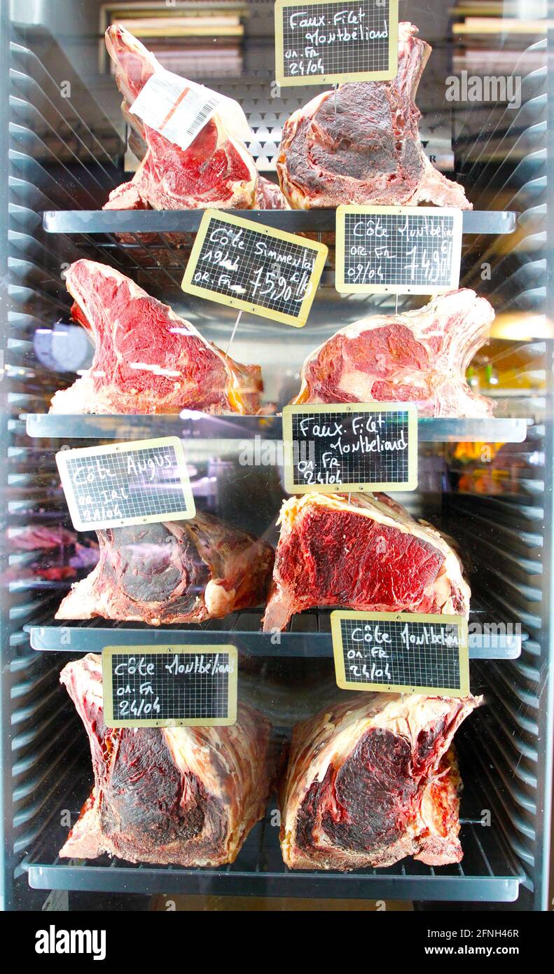 Menton, Frankreich - 12. Mai 2021: Die Markthalle in Menton mit Fleisch-Food-Stand. Fleisch, Carne, Steak, Dry Aged, Lamm Stockfoto