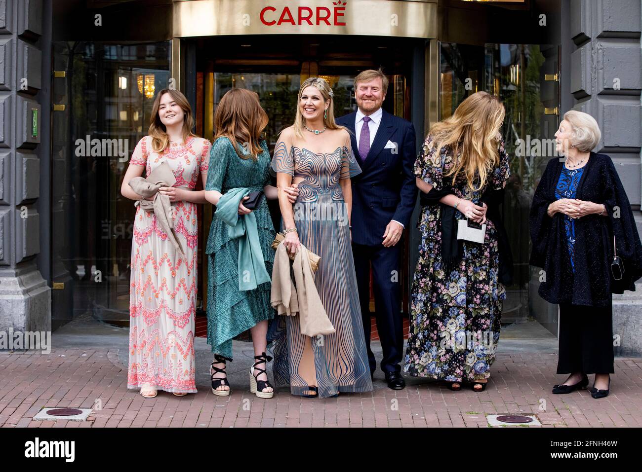 Amsterdam, Niederlande. Mai 2021. AMSTERDAM - Koning Willem-Alexander, Koningin Maxima, Prinses Amalia, Prinses Alexia, Prinses Ariane en Prinses Beatrix zijn aanwezig bij het concert ÔKoningin Maxima een leven vol muziekÕ ter gelegenheid van haar 50e verjaardag im Theater Carre, 12 Mei 2021. Foto: BSR Agency Patrick van Katwijk Credit: dpa/Alamy Live News Stockfoto