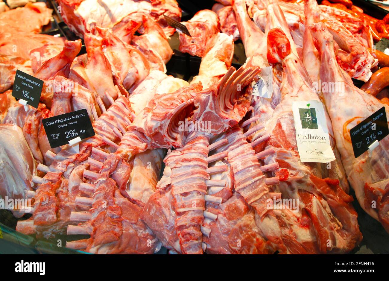 Menton, Frankreich - 12. Mai 2021: Die Markthalle in Menton mit Fleisch-Food-Stand. Fleisch, Carne, Steak, Dry Aged, Lamm Stockfoto
