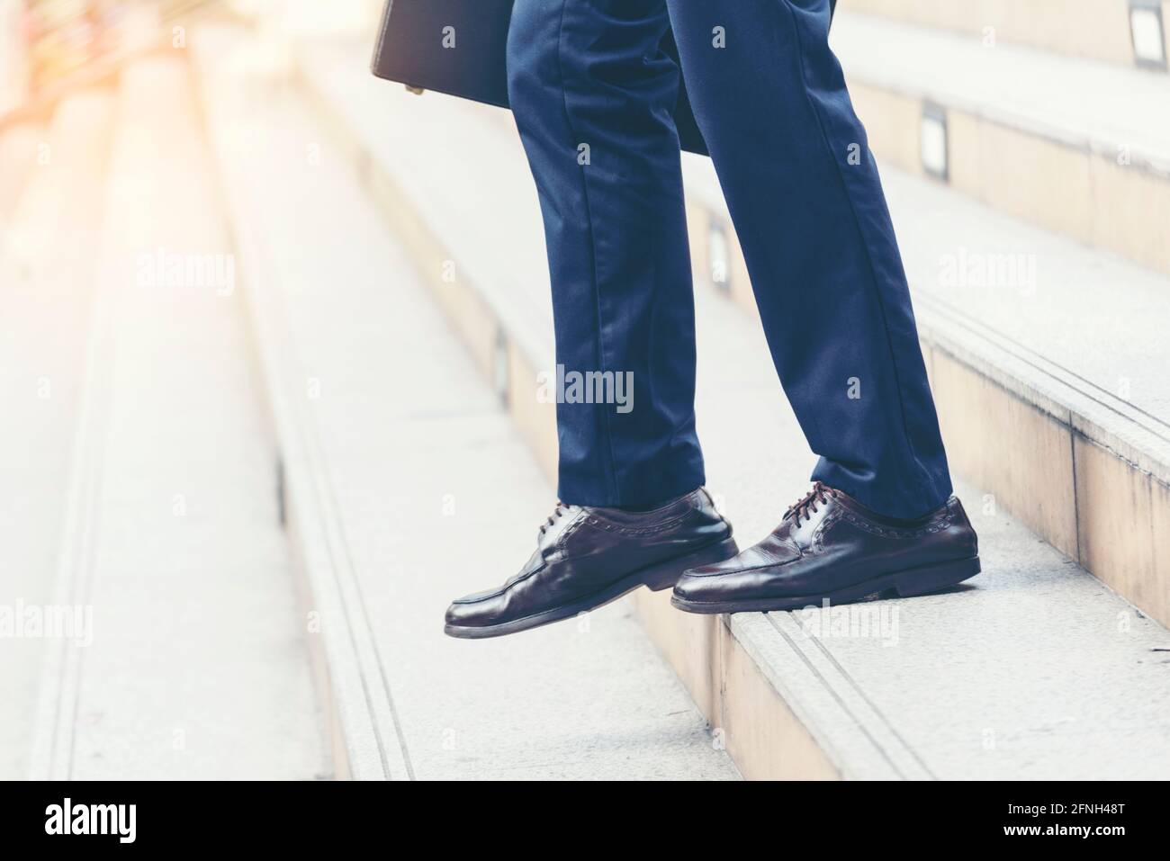 Junge aktive Geschäftsleute, die Treppe zu gehen in der modernen Stadt zu arbeiten. Gedrängten Gruppe von Menschen in der großen Stadt Lebensstil mit Aktenkoffer, Smart Phone, Stockfoto